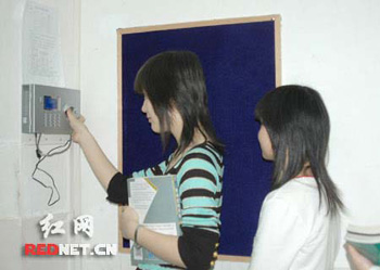 指纹考勤 质疑:隐私被 没收了 ? -热点 指纹考勤