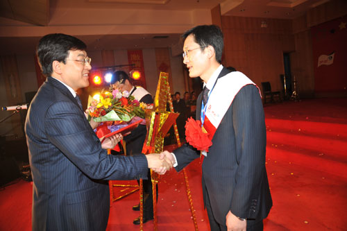 伊利召开2008年度总结表彰暨迎新年联谊会--招