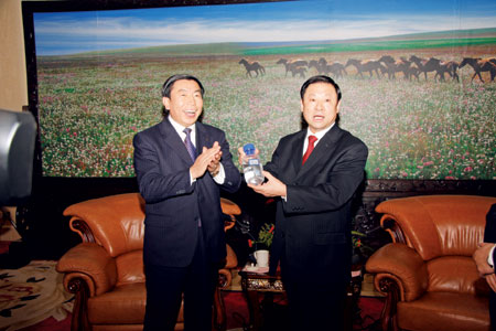 内蒙古自治区党委书记储波,自治区党委副书记,自治区代主席巴特尔在