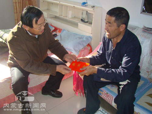 呼和浩特市玉泉区政府区长格尔图向困难居民谢