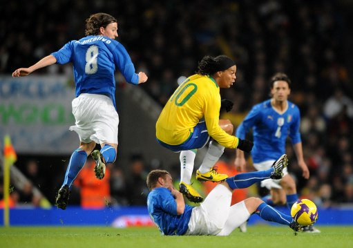 友谊赛:巴西2:0意大利 罗比传射终结里皮纪录-