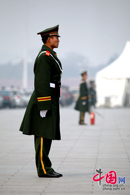 天安门广场上的武警战士    杨佳/摄影