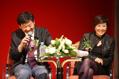 新华通讯社资深学者陆小华和著名时尚节目主持人李静发言