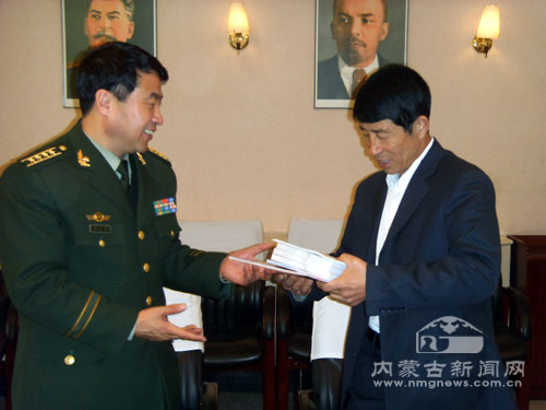 王秋彧总队长赠送刘三堂消防丛书