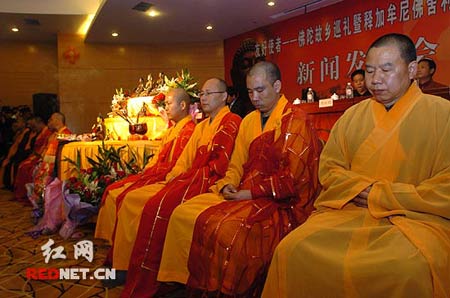 湖南天门山寺迎请释迦牟尼佛舍利(组图)