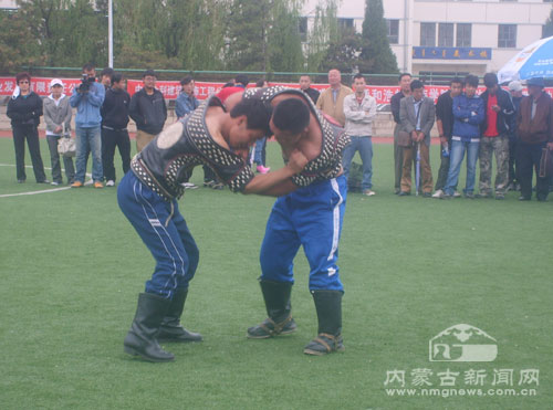 发扬民族竞技精神蒙古族学生积极备战搏克赛