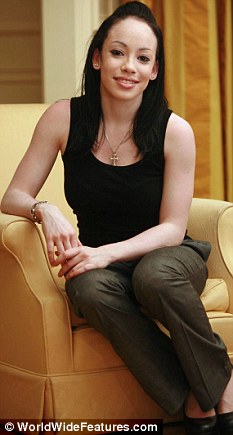 英国黑人女孩患白癜风全身脱色<em>变白</em>-黑人 女孩