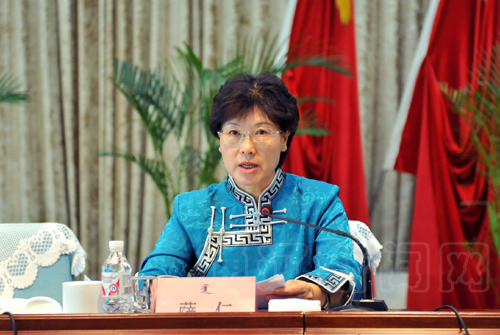 通辽市委副书记萨仁宣读表彰决定