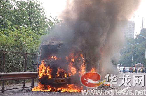 旅游客车在机场高速路上发生自燃