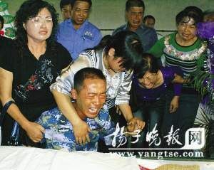 不知父亲死讯的受阅士兵回家
