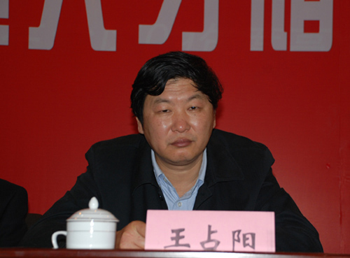 9月28日，人民网强国博客专家博客、中央社会主义学院政治教研室主任王占阳作为特邀嘉宾参加内蒙古自治区人才储备工作会议。（耿宽谋    摄）