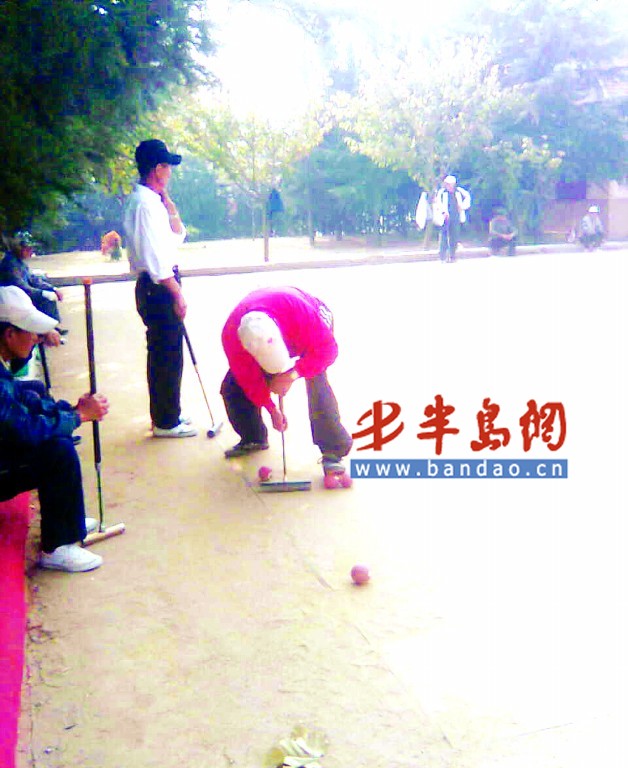 除了睡觉<em>被绑椅子</em>上 养老院里老人生活很惊人