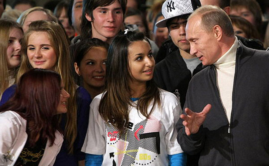 普京亮相俄罗斯嘻哈音乐比赛现场