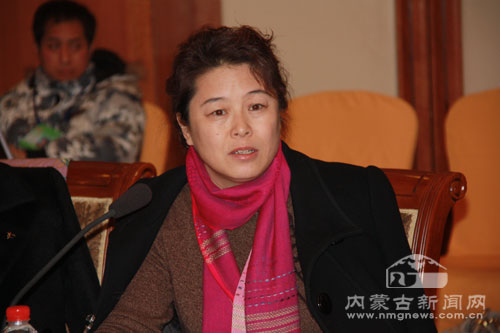 巴特尔主席与农牧界委员交流讨论