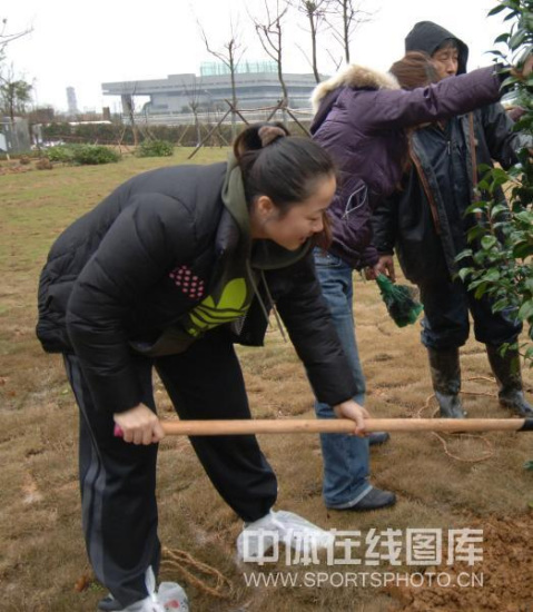 <em>八一女篮</em>周末在郊区植树--专题