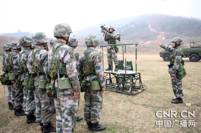 3月13日,该师防空营采取边练边演,以考促训的方法