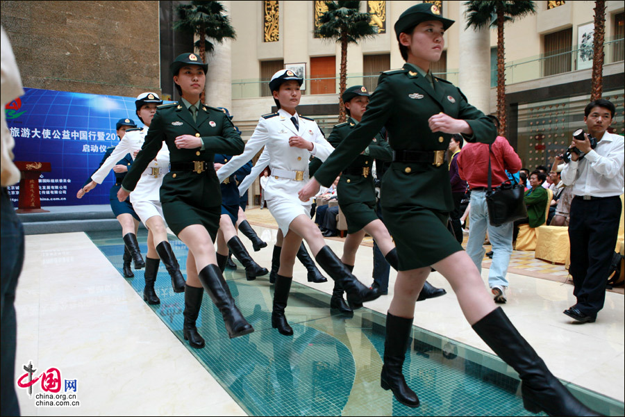 <em>阅兵</em>方阵<em>女兵</em>助威环球旅游大使公益中国行及大