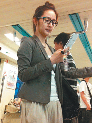 林依晨素颜搭地铁 戴黑框眼镜穿着朴素(图)