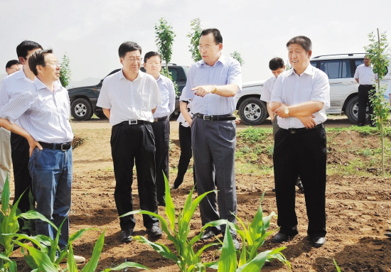 郭启俊在固阳县调研时强调做强产业建精品卫星城