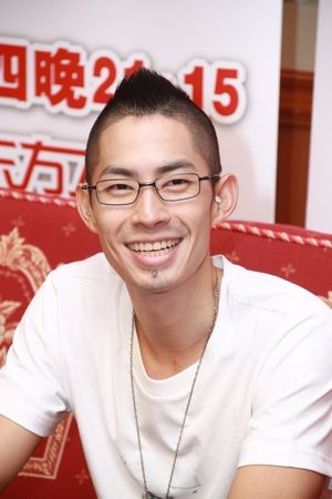 吴建豪发型吓坏小朋友 承认与女友感情稳定-吴