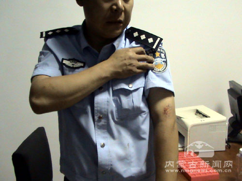 玉泉区大南街派出所民警深夜力擒持刀抢劫男子