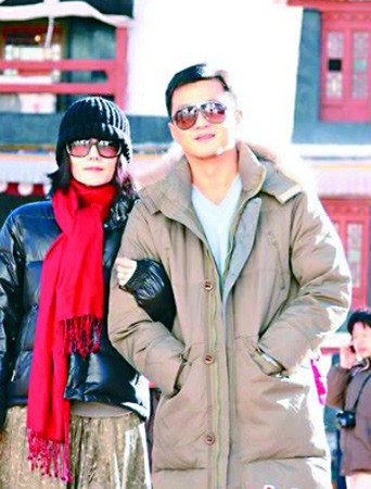 图文：王菲李亚鹏西藏旧照曝光 2人一路亲密牵手
