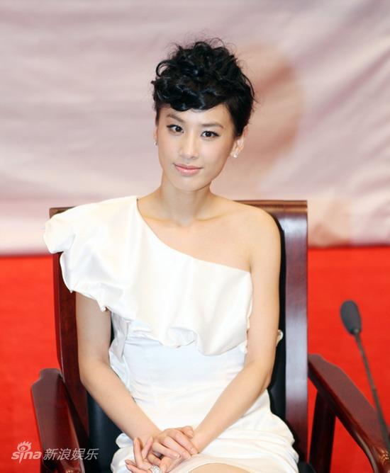 图文：《白蛇传说》开机-黄圣依白裙清丽