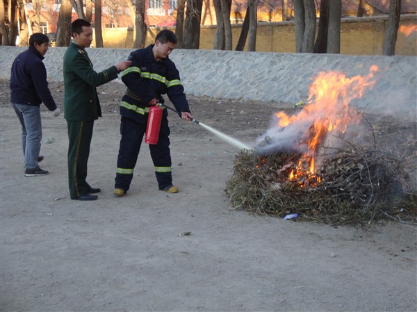 扎兰屯市民族中学多内容消防演练教会学生掌握