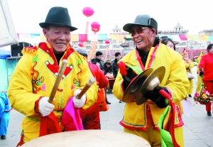 戏曲中英雄人物出场前敲锣打鼓那段叫什么?
