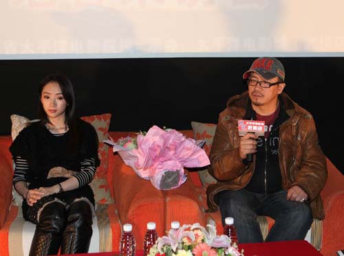 导演余治林（右）与主演爱新觉罗启星（左）接受记者的访问