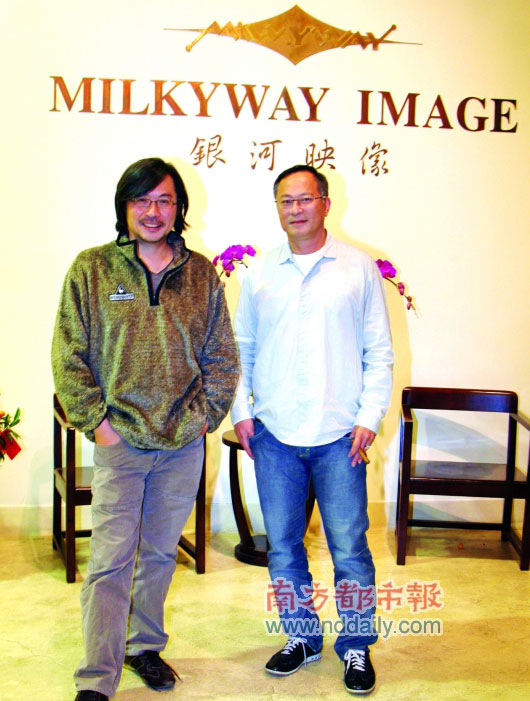 　　杜琪峰与多年搭档韦家辉在其工作室合影。