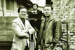 《本命年》工作照。谢飞(左)认为,《本命年》是姜文(右)在表演方面最接近他真实年龄和心态的一部戏