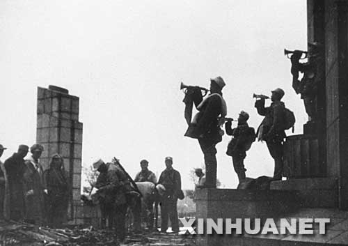 辽沈、淮海、平津三大战役是指1948年9月至1949年1月，中国人民解放军同国民党军队进行的战略决战。 人民解放军经过两年的作战，1948年秋，敌我力量对比出现了有利于革命而不利于反革命的变化。中共中央军委制定了关于第三年的军事计划，决定在东北、华北、西北、华东等地发起攻势，进行几次大的战役，把战争引向国民党统治区。 三大战役共进行了142天，歼灭敌人173个师，是中国战争史上空前的，也是世界战争史上罕见的大决战。 三大战役的胜利，从根本上动摇了国民党反动统治的基础，确立了中国人民革命战争在全国胜利的局面。 1948年10月，人民解放军争取长春国民党军10万人起义与投诚，长春市和平解放。图为国民党军队缴械后，我军司号员吹响胜利的号角。 新华社发 