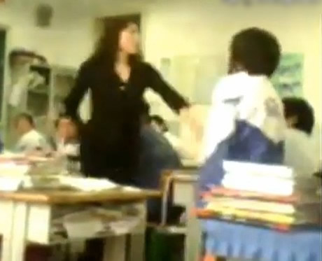 女老师课堂疯狂扇学生耳光 拷问师德-女老师,课