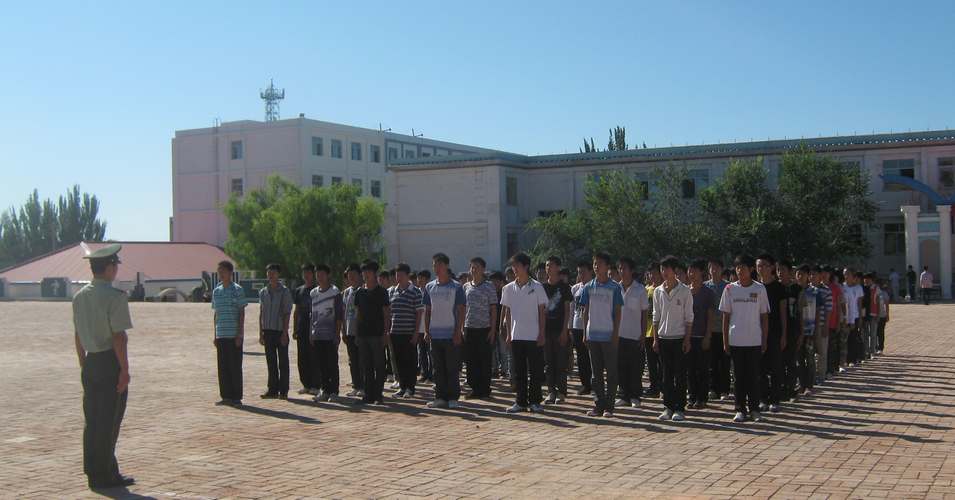 赤峰市华夏职业学校组织召开高一新生军训动员