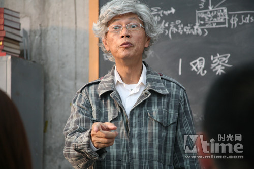 《光棍终结者》曝剧照罗家英饰演时尚教授