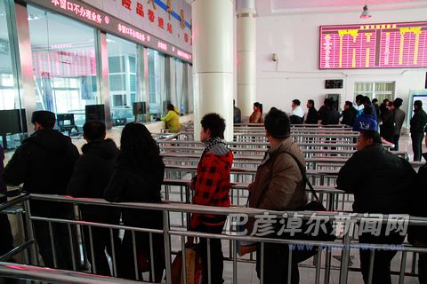 临河火车站售票厅改造完成投入使用