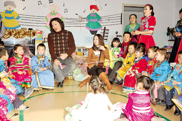 12月30日,自治区团委、青联委员和妇联执委30余人来到呼和浩特市蒙古族幼儿园,与幼儿园师生、家长共同举行了迎新年联欢会。 联欢会上,文艺界的委员为小朋友们奉献了精彩的文艺节目,幼儿园的小朋友们也表演了新疆舞、蒙古族舞、时装走秀等节目。 团委、青联委员和妇联的执委还深入班级与幼儿园小朋友互动交流,文艺界的委员教小朋友唱歌,书画界的委员和小朋友同画祖国版图,体育界的委员和小朋友做游戏,企业界的委员为小朋友们捐赠了价值10万元的快乐教育学课件,为小朋友送去暖暖的爱心和新年的祝福。记者 赵曦 摄影报