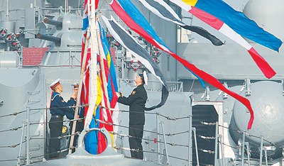 　　4月23日，为庆祝中国人民解放军海军成立63周年，参加海上联合军演的俄罗斯军舰举行升旗仪式。新华社记者 査春明摄