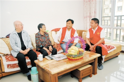 碧桂园物业公司为空巢老人献爱心--通辽