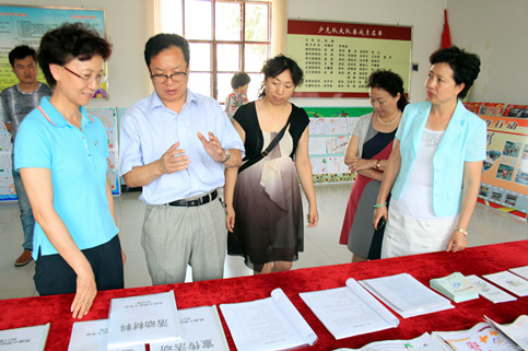 自治区红十字会党组书记刘菊茹来扎兰屯市视察调研