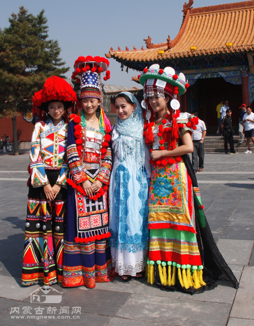 全国少数民族服饰展演活动为青城添彩