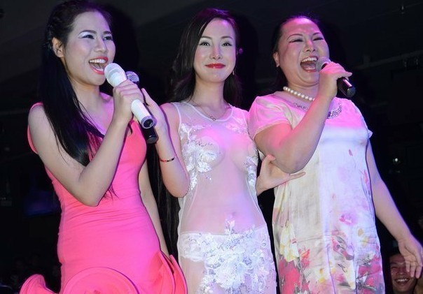 <em>干露露</em>+全婐夜店表演图片