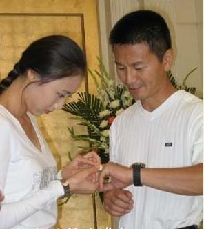 己的妻子和女儿