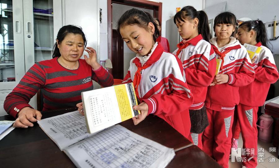 农村小学的流动图书馆