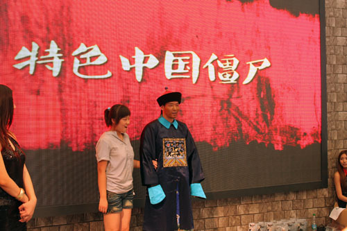 为什么电影中的僵尸都穿清朝官服?-娱乐大眼