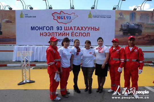 蒙古国首都乌兰巴托巴彦朱日赫区第3加油站职工合影留念。
