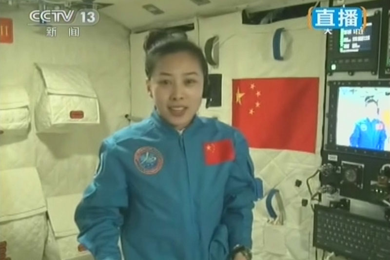 中国航天员首次太空授课王亚平登最高讲台