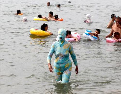 脸基尼蒙面<em>女超人</em>装爆红网络受大妈欢迎 - - 