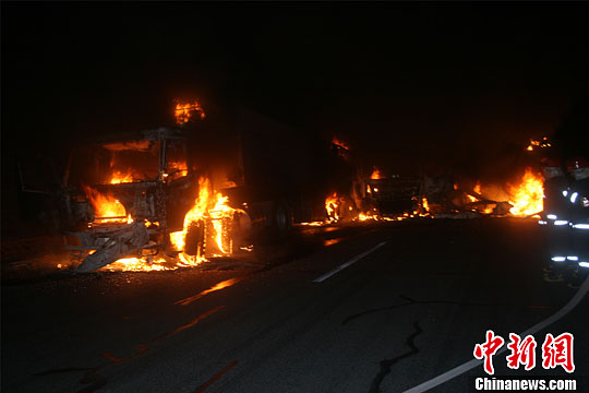 G6高速公路内蒙古卓资山段3车相撞起火/组图